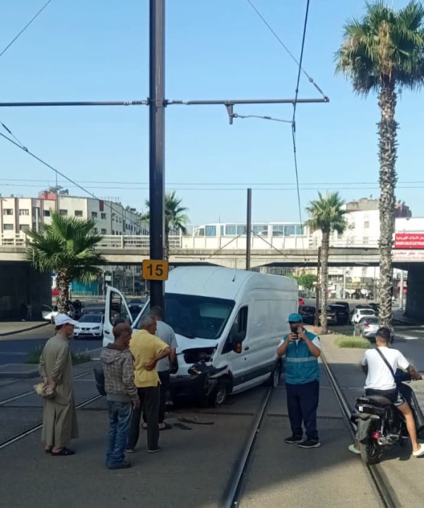 حادث سير يربك حركة الخط الثاني للترامواي بالدار البيضاء حادث سير يربك حركة الخط الثاني للترامواي بالدار البيضاء