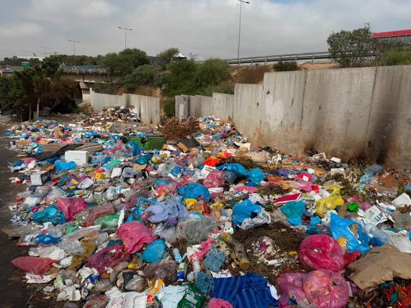 حي الأندلس ببني يخلف النفايات واحتلال الملك العمومي يثيران استياء الساكنة