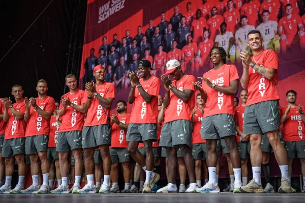 المئات في استقبال المنتخب السويسري المئات في استقبال المنتخب السويسري