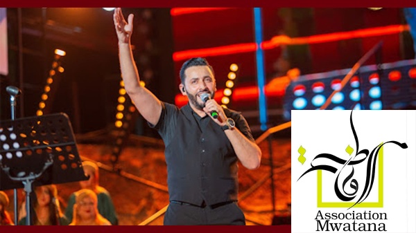 الفحص رؤوف ماهر يغني في مهرجان تيبوربومايوس