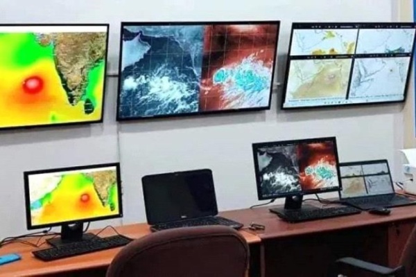 غرفة الإنذار المبكر تنبه إلى حالة جوية رعدية تضرب مناطق في حضرموت غرفة الإنذار المبكر تنبه إلى حالة جوية رعدية تضرب مناطق في حضرموت