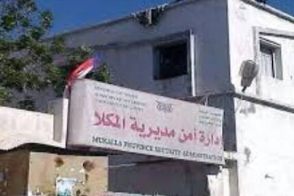 أمن المكلا يضبط شخصا مخالفا للآداب العامة ويحيل قضيته للنيابة