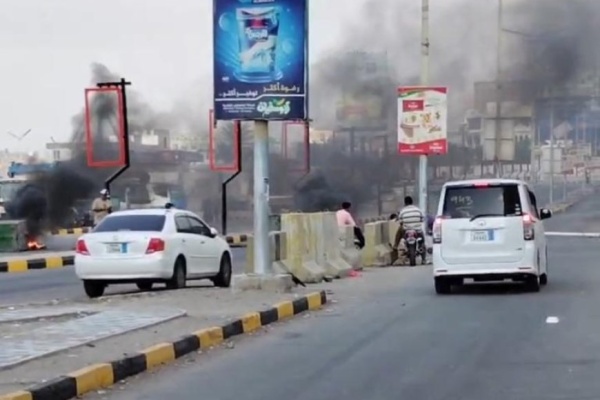 المكلا تشهد قطع شوارع رئيسية وسط مطالبات بتحسين الكهرباء تفاصيل المكلا تشهد قطع شوارع رئيسية وسط مطالبات بتحسين الكهرباء تفاصيل