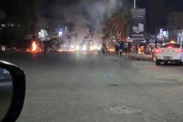 إشعال إطارات وإغلاق طرق احتجاجات على انقطاع الكهرباء في الشرج بالمكلا إشعال إطارات وإغلاق طرق احتجاجات على انقطاع الكهرباء في الشرج بالمكلا