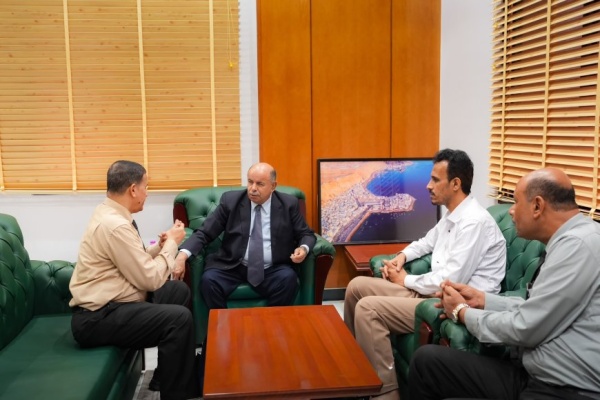 الخنبشي يطلع على الوضع التمويني لمادة الغاز ويشدد على تلبية احتياجات المواطنين