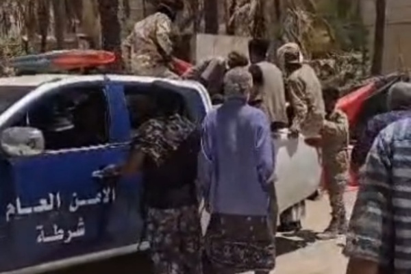 استجابة لشكاوى الأهالي إغلاق وإزالة سوق للقات في منطقة الخريبة بدوعن