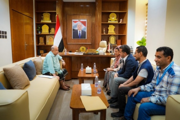 الخنبشي يبحث مع الغذاء العالمي توسيع المساعدات الإنسانية في حضرموت الخنبشي يبحث مع الغذاء العالمي توسيع المساعدات الإنسانية في حضرموت