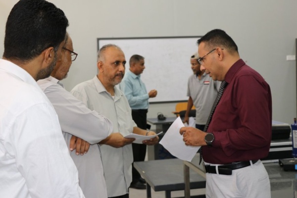 باجابر يدشن الامتحانات النهائية بالمعاهد التقنية والمهنية للعام الدراسي 2025 2026م باجابر يدشن الامتحانات النهائية بالمعاهد التقنية والمهنية للعام الدراسي 2025 2026م