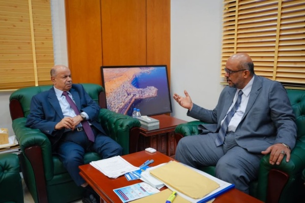 الخنبشي يناقش مشاريع تطوير مراكز الإنزال السمكي بالمحافظة وتحسين بيئة العمل الخنبشي يناقش مشاريع تطوير مراكز الإنزال السمكي بالمحافظة وتحسين بيئة العمل