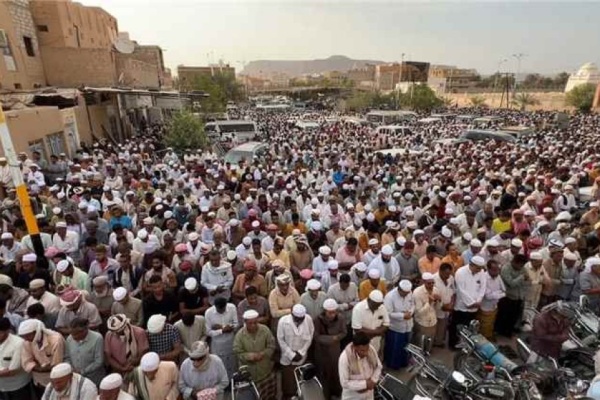 موكب جنائزي مهيب في تريم لتشييع الشيخ المفتي علي بكير باغيثان موكب جنائزي مهيب في تريم لتشييع الشيخ المفتي علي بكير باغيثان