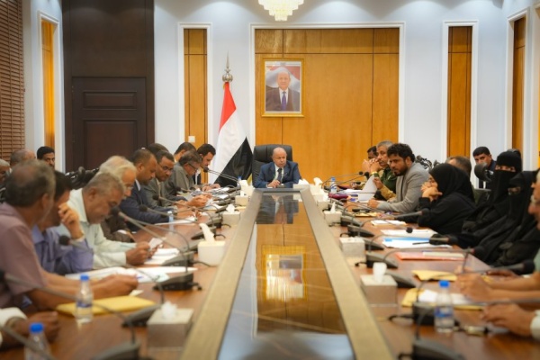 الخنبشي يشدد على تحسين الخدمات ورفع كفاءة الأداء التنفيذي في حضرموت الخنبشي يشدد على تحسين الخدمات ورفع كفاءة الأداء التنفيذي في حضرموت