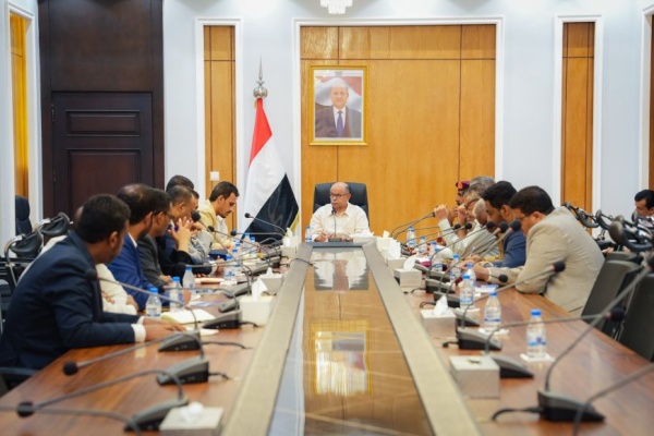 الخنبشي يترأس اجتماعا موسعا ويؤكد رفع الجاهزية لمواجهة التهديدات ودعم جهود استعادة الدولة الخنبشي يترأس اجتماعا موسعا ويؤكد رفع الجاهزية لمواجهة التهديدات ودعم جهود استعادة الدولة