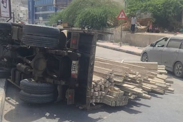 تناثر الأخشاب على الطريق إثر انقلاب قلاب مقابل المحكمة في المكلا