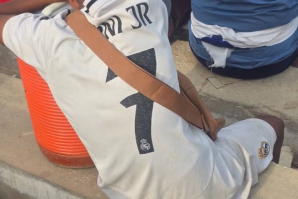 المكلا طفل بائع آيسكريم في مدرجات بارادم يخطف قلوب اليمنيين المكلا طفل بائع آيسكريم في مدرجات بارادم يخطف قلوب اليمنيين