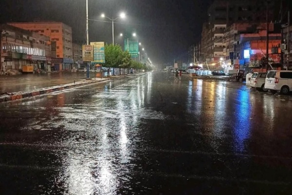 أمطار متفرقة تهطل على عدد من أحياء المكلا أمطار متفرقة تهطل على عدد من أحياء المكلا