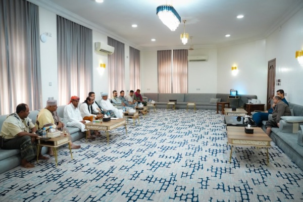 خلال لقائه مجلس آل كثير الخنبشي يدعو لتعزيز الاصطفاف الوطني والمجتمعي خلال لقائه مجلس آل كثير الخنبشي يدعو لتعزيز الاصطفاف الوطني والمجتمعي