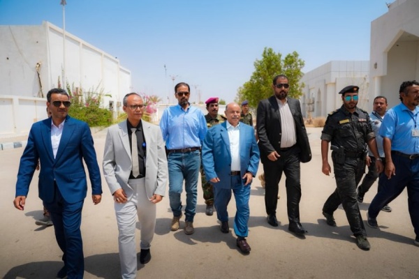 الخنبشي يوجه برفع الجاهزية وتعزيز الحماية في مطار الريان وميناء المكلا