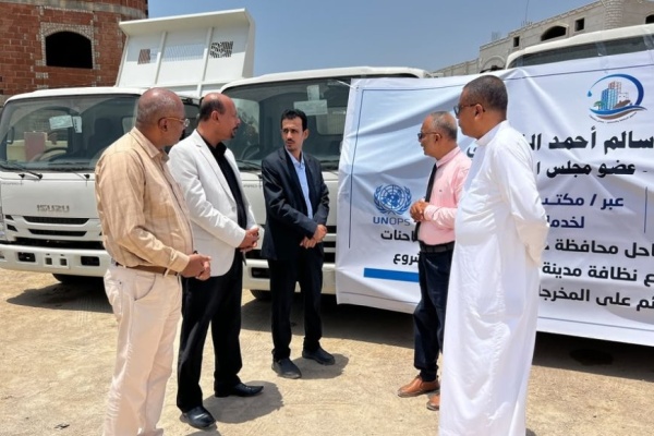 تدشين خمس شاحنات نظافة جديدة لتعزيز الخدمات البيئية بمدينة المكلا تدشين خمس شاحنات نظافة جديدة لتعزيز الخدمات البيئية بمدينة المكلا