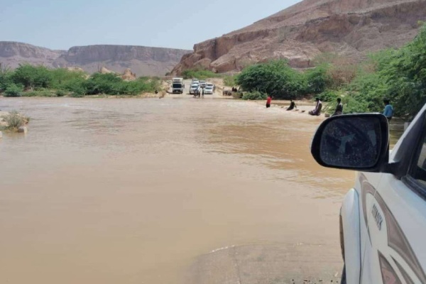 سيول وادي زبون تقطع الطريق الرابط بين سيئون وساه والمكلا