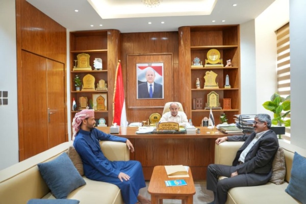 الخنبشي يناقش أوضاع منفذ الوديعة وجهود تطوير العمل ومكافحة التهريب الخنبشي يناقش أوضاع منفذ الوديعة وجهود تطوير العمل ومكافحة التهريب