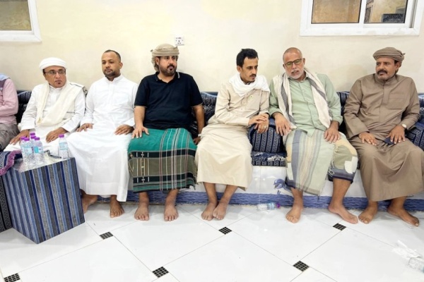 الجهوري وباعلوي يقدمان واجب العزاء للوكيل حسن الجيلاني بوفاة نجله الجهوري وباعلوي يقدمان واجب العزاء للوكيل حسن الجيلاني بوفاة نجله