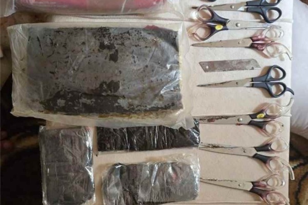 ضبط مروج مخدرات بحوزته نحو كيلوغرامين من الحشيش في المكلا ضبط مروج مخدرات بحوزته نحو كيلوغرامين من الحشيش في المكلا