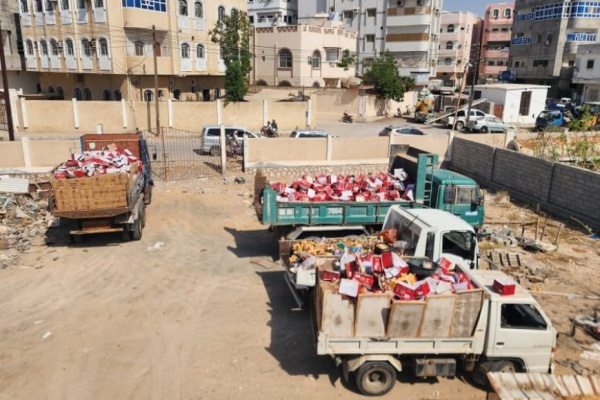 بعد قليل إتلاف نحو اثنين وعشرين طنا من المواد منتهية الصلاحية في المكلا بعد قليل إتلاف نحو اثنين وعشرين طنا من المواد منتهية الصلاحية في المكلا