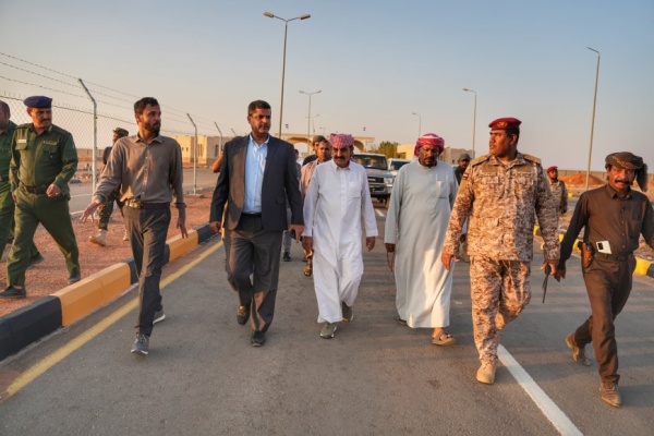 لجنة مكلفة من محافظ حضرموت تتفقد منفذ الوديعة وترصد أبرز احتياجاته لجنة مكلفة من محافظ حضرموت تتفقد منفذ الوديعة وترصد أبرز احتياجاته