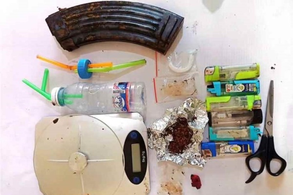 عمليات أمنية بالمكلا تطيح بأربعة متهمين وتكشف عن مخدرات وأسلحة