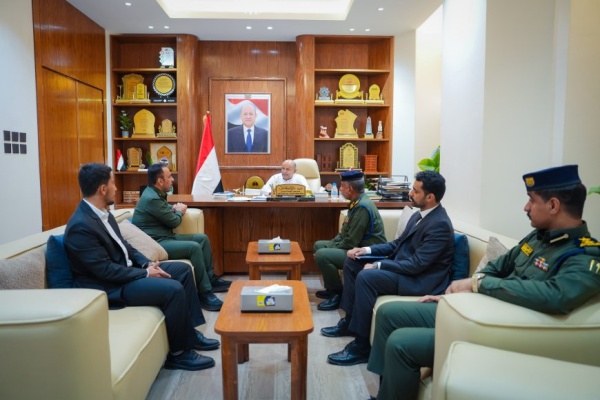 الخنبشي يبحث أوضاع الهجرة والجوازات بحضرموت وسبل تطوير خدماتها الخنبشي يبحث أوضاع الهجرة والجوازات بحضرموت وسبل تطوير خدماتها