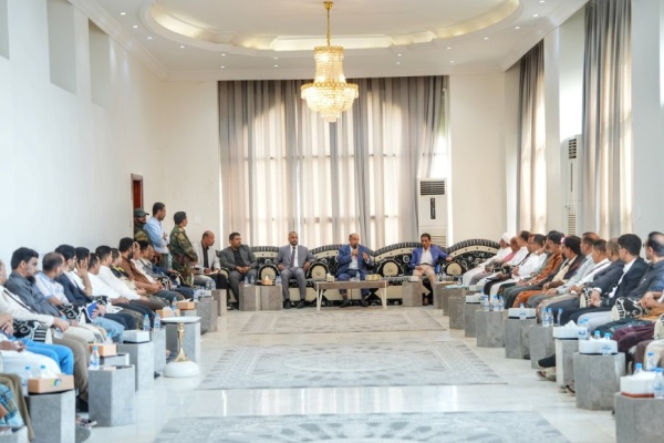 الخنبشي يبحث مع رجال الأعمال توحيد الجهود لإيصال المساعدات إلى المحافظات المتضررة