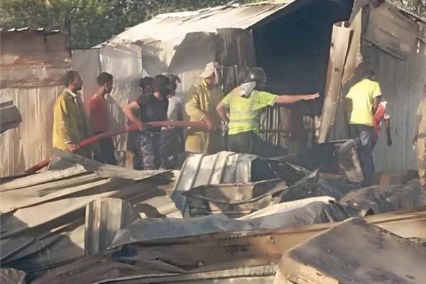 الدفاع المدني يسيطر على حريق كبير في مخيم للاجئين بسيئون