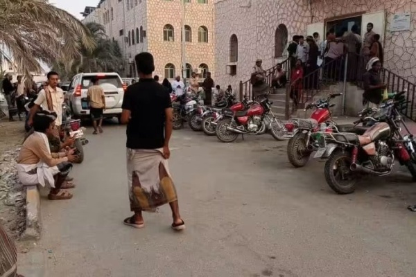 فزعة إنسانية في المكلا مواطنون يتوافدون للتبرع بالدم لجرحى شبوة