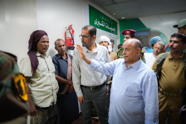 عقب الهجوم الدامي في شبوة الخنبشي يزور الجرحى وينقل تمنيات الرئيس العليمي عقب الهجوم الدامي في شبوة الخنبشي يزور الجرحى وينقل تمنيات الرئيس العليمي