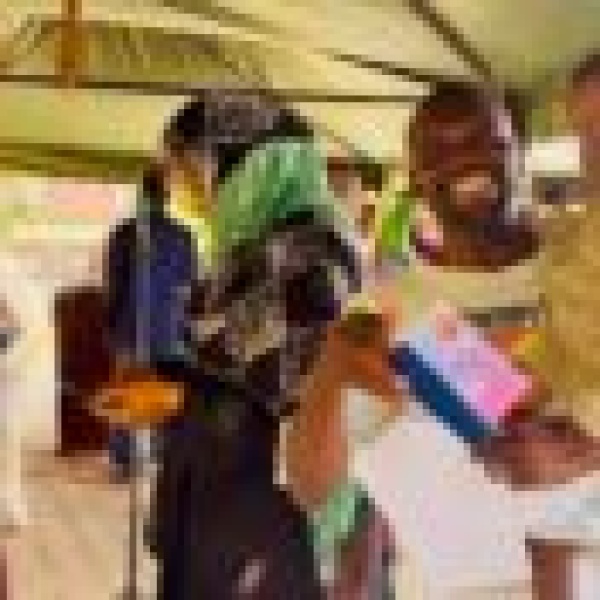 إكمال إجراءات عودة 100 لاجئ سوداني من أوغندا إكمال إجراءات عودة 100 لاجئ سوداني من أوغندا