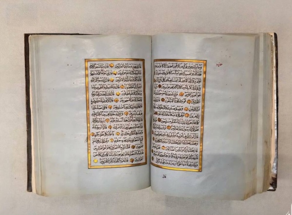 مصحف نادر يعود للقرن الثامن عشر ضمن مقتنيات متحف القرآن الكريم بمكة المكرمة