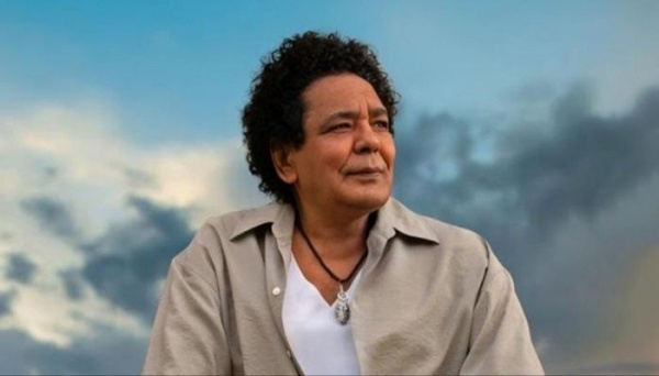 محمد منير يطرح كليب يسألوا عنك ويهدي جمهوره مفاجأة غنائية جديدة