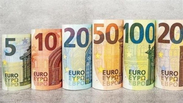 اليورو يتراجع دون 60 جنيه ا في بعض البنوك المصرية خلال بداية تعاملات الأحد