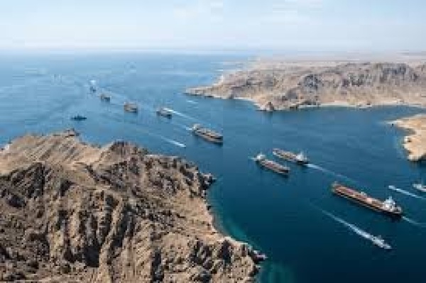 انفجاران يهزان مضيق هرمز وناقلة نفط تبلغ عن الحادث وسط تحركات إيرانية عمانية لتنظيم الملاحة