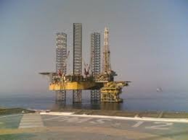 البترول البحرية تدشن مرحلة إنزال الخط البحري بمشروع تطوير حقل كاموس