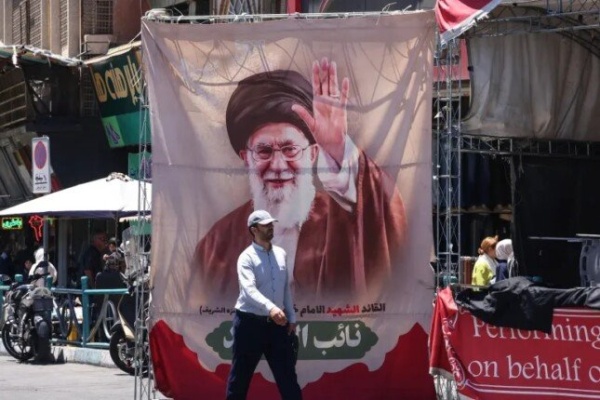 عطلة رسمية في طهران لمدة ثلاثة أيام تزامن ا مع مراسم تشييع المرشد الإيراني السابق علي خامنئي عطلة رسمية في طهران لمدة ثلاثة أيام تزامن ا مع مراسم تشييع المرشد الإيراني السابق علي خامنئي