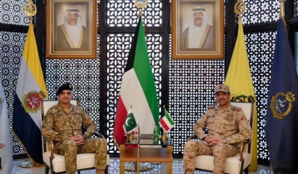 رئيس الأركان العامة للجيش الكويتي يبحث مع مدير عمليات الجيش الباكستاني تعزيز التعاون العسكري