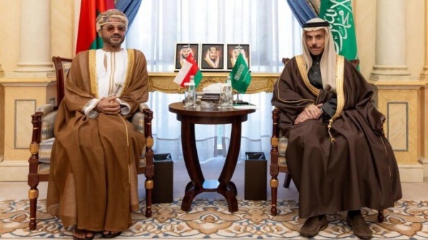 وزيرا خارجية السعودية وسلطنة ع مان يبحثان جهود احتواء الأزمة الأمريكية الإيرانية