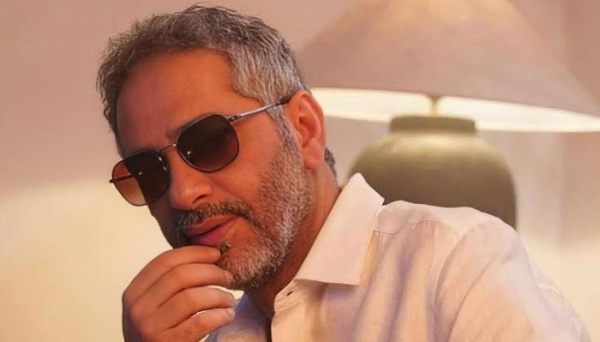 شاهد أول ظهور للفنان فضل شاكر أثناء قص شعره بعد إخلاء سبيله في لبنان