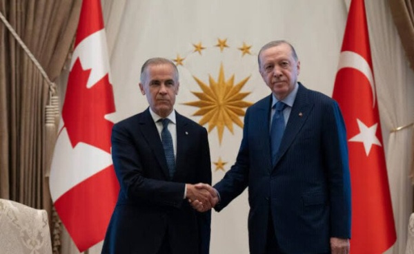 أردوغان يهدي كارني مسدسا منقوشا باسمه خلال قمة الناتو في أنقرة