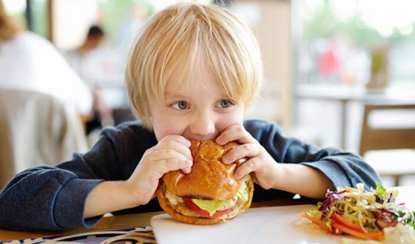 الوجبات الخفيفة تؤثر في الصحة النفسية للأطفال والأطعمة غير الصحية تزيد السلوك العدواني الوجبات الخفيفة تؤثر في الصحة النفسية للأطفال والأطعمة غير الصحية تزيد السلوك العدواني