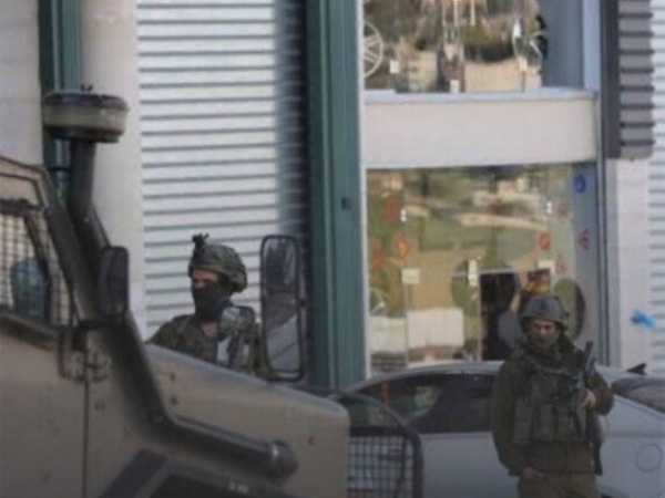 الاحتلال يحول منزلا إلى ثكنة عسكرية ويعتقل فلسطينيا خلال اقتحامات بالضفة الغربية الاحتلال يحول منزلا إلى ثكنة عسكرية ويعتقل فلسطينيا خلال اقتحامات بالضفة الغربية