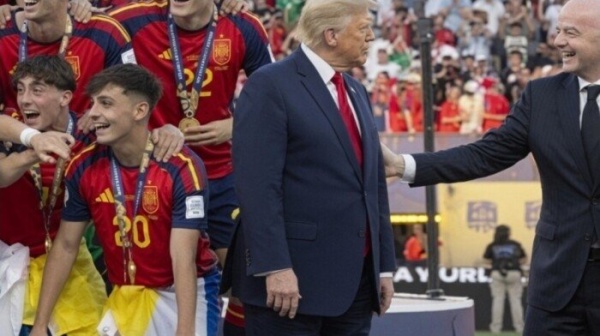 فيفا يستبعد ترامب من الصورة الرسمية لتتويج إسبانيا بكأس العالم فيفا يستبعد ترامب من الصورة الرسمية لتتويج إسبانيا بكأس العالم