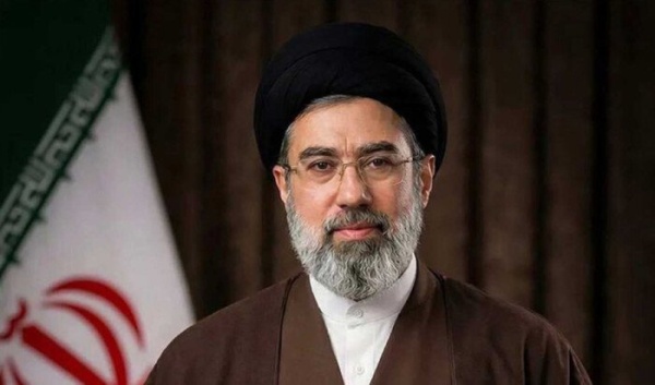 الحرس الثوري الإيراني رفض مشاركة مجتبى خامنئي في تشييع والده وسط مخاوف أمنية