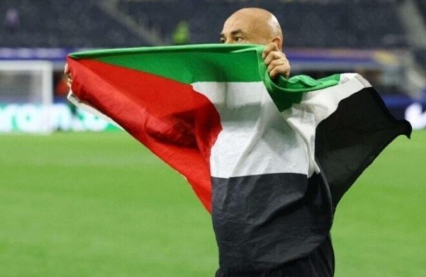 احتفال حسام حسن بعلم فلسطين يشعل غضب الإعلام الإسرائيلي بعد تأهل مصر التاريخي